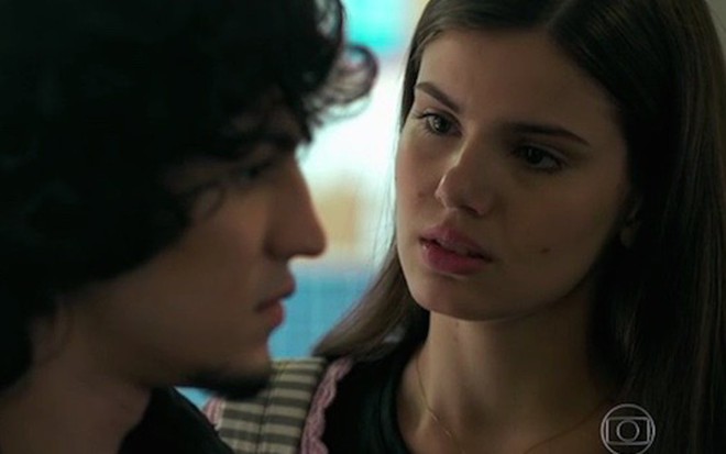 Gabriel Leone (Gui) em cena com Camila Queiroz (Angel) em Verdades Secretas, da Globo - Reprodução/TV Globo