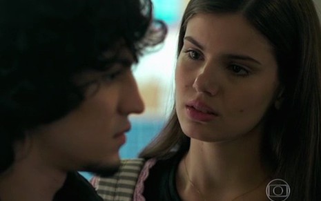 Gabriel Leone (Gui) em cena com Camila Queiroz (Angel) em Verdades Secretas, da Globo - Reprodução/TV Globo