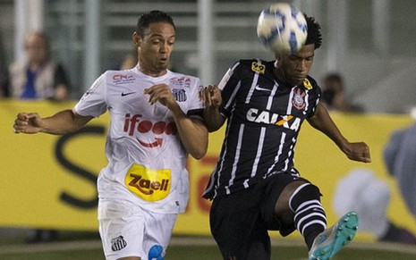 O atacante Ricardo Oliveira disputa a bola com Gil na partida da Copa do Brasil entre Santos e Corinthians - Daniel Augusto Jr./Agência Corinthians