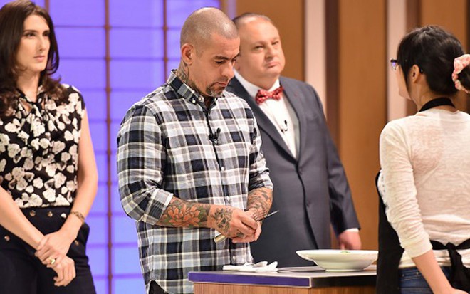Os chefs Paola Carosella, Henrique Fogaça e Erick Jacquin e a participante Jiang Pu no último MasterChef - Carol Gherardi/Band