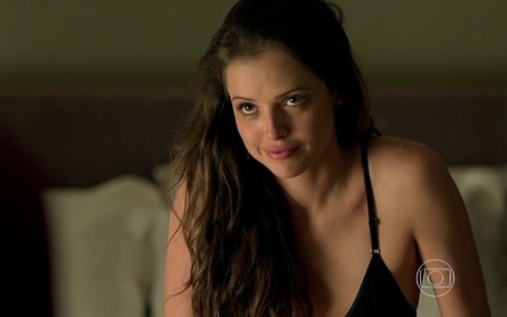 Agatha Moreira (Giovanna) com strappy bra em cena de Verdades Secretas, novela das onze da Globo - Reprodução/TV Globo