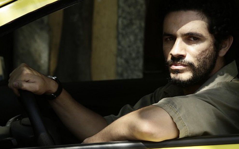 Vinicius de Oliveira como o taxista João da Cruz Forte na série Santo Forte, que estreia hoje (30) no AXN - Divulgação/AXN