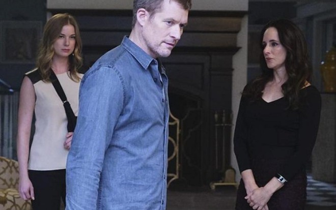 Os atores Emily VanCamp, James Tupper e Madeleine Stowe em cena da última temporada de Revenge - Divulgação/ABC