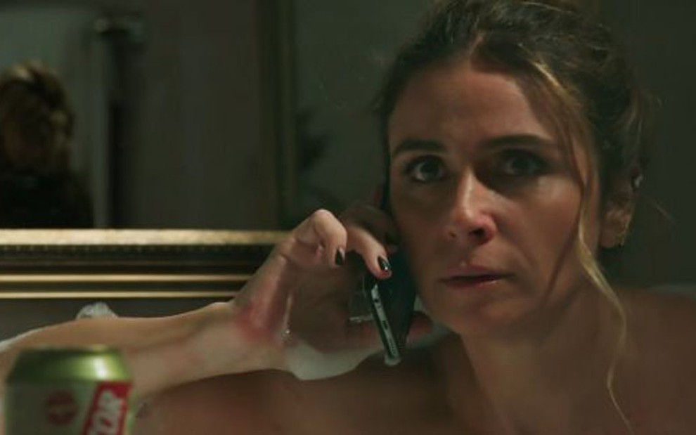 Giovanna Antonelli (Atena) em cena de A Regra do Jogo em que é surpreendida durante golpe - Reprodução/TV Globo