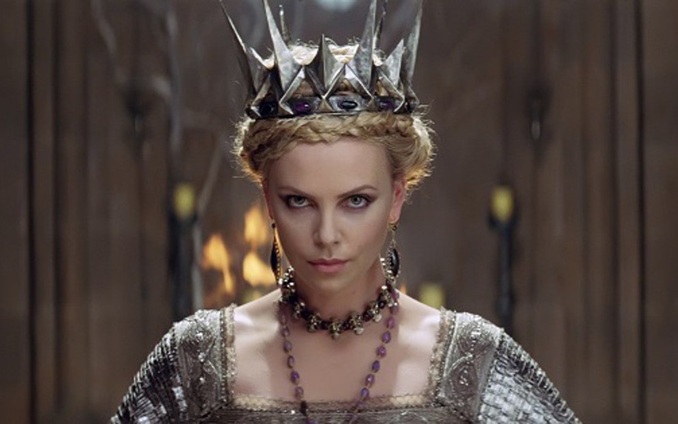 A atriz Charlize Theron faz a malvada Rainha Ravenna em Branca de Neve e o Caçador, filme de 2012 - Divulgação/Universal Pictures
