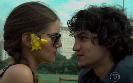 Angel (Camila Queiroz) e Guilherme (Gabriel Leone) vão se beijar em Verdades Secretas, da Globo - Reprodução/TV Globo