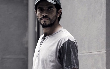O ator Vinícius de Oliveira em primeiro flashback de Santo Forte, série nacional do AXN - Reprodução/AXN