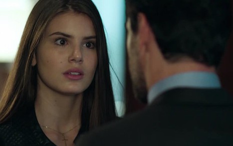 Camila Queiroz (Angel) em cena com Rodrigo Lombardi (Alex) na novela Verdades Secretas, da Globo - Reprodução/TV Globo