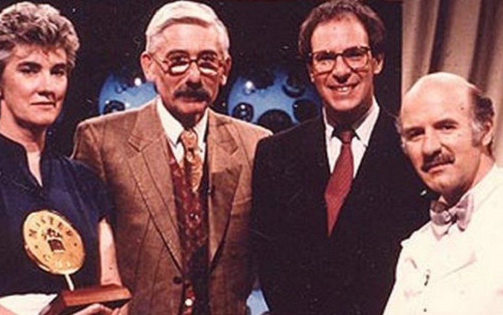 Joan Bunting, primeira vencedora do MasterChef, em 1990, ao lado do apresentador e dos jurados - Reprodução/BBC