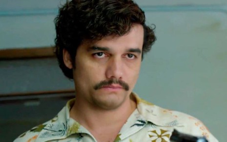 Wagner Moura é Pablo Escobar em Narcos, da Netflix; apesar dos esforços, sotaque recebeu críticas - Reprodução/Netflix