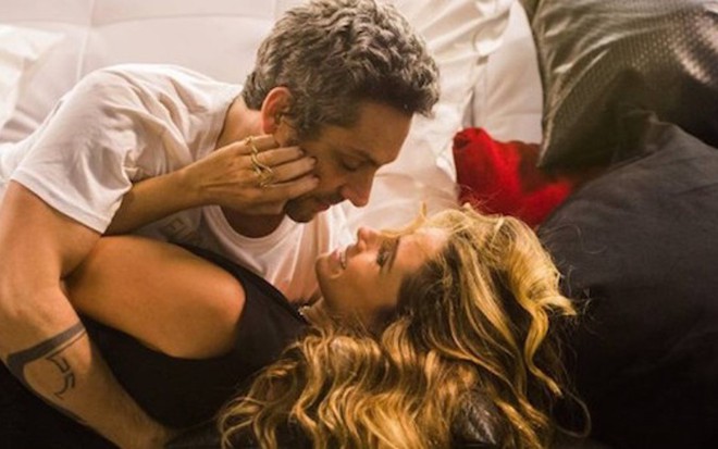 Alexandre Nero (Romero Rômulo) em cena com Giovanna Antonelli (Atena) em A Regra do Jogo, da Globo - Divulgação/TV Globo