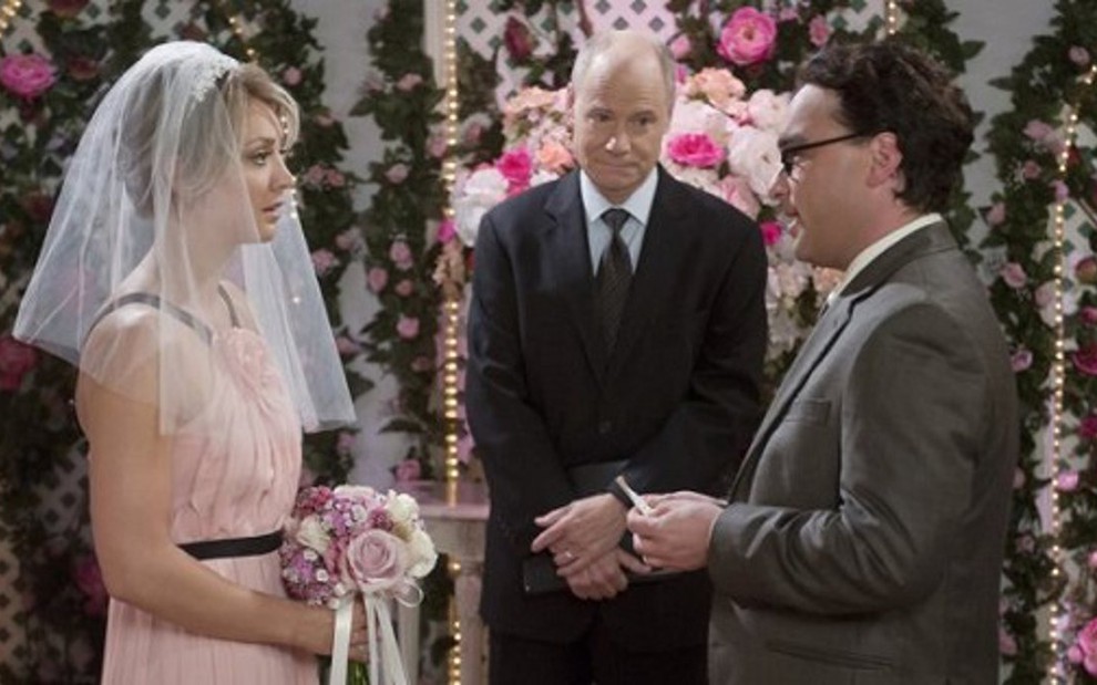 Os atores Johnny Galecki e Kaley Cuoco em cena de casamento na estreia da 9ª temporada de Big Bang - Fotos: Divulgação/CBS