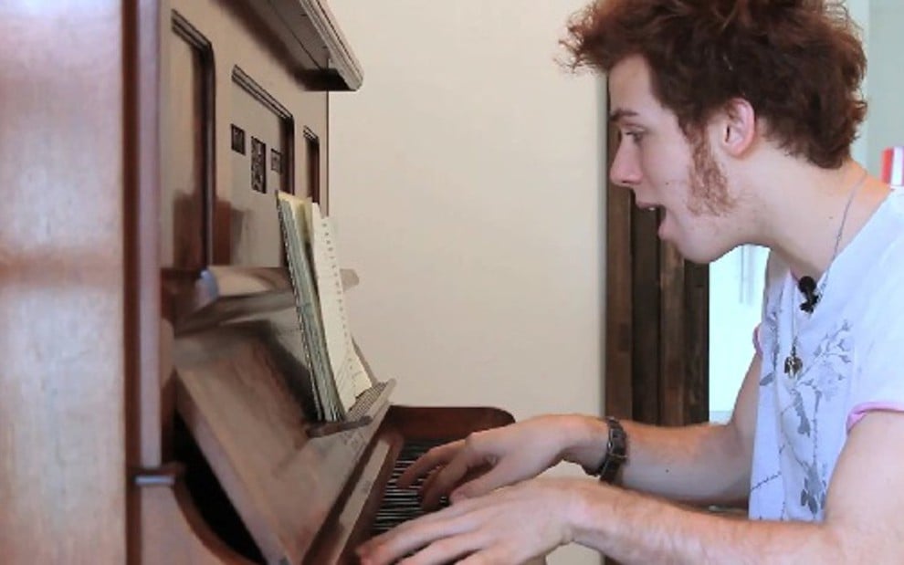 Ruivinho do comercial também toca piano e canta: Será que ele desafina? ·  Notícias da TV
