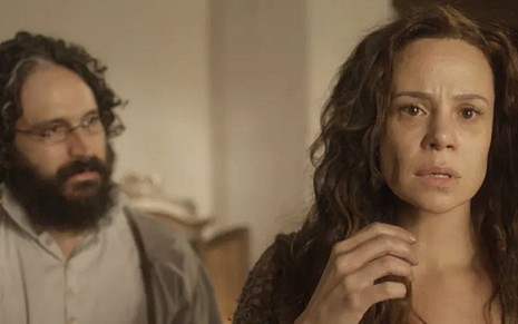Peter (Caco Ciocler) faz sessão de terapia com Amália (Vanessa Gerbelli) em Novo Mundo - Reprodução/TV Globo