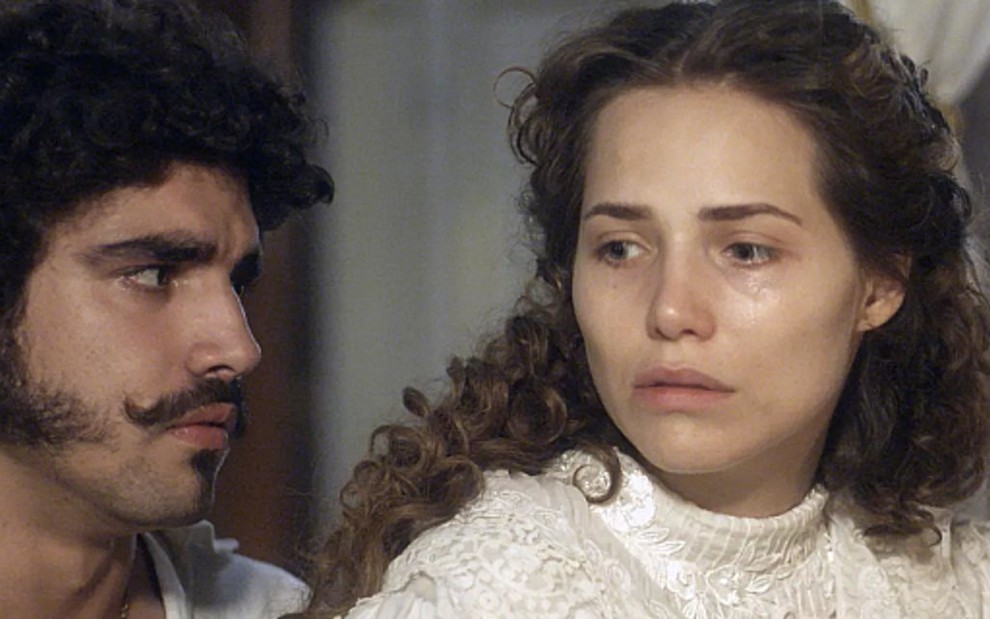 Caio Castro (Pedro) e Letícia Colin (Leopoldina) em cena de Novo Mundo, novela das seis - Reprodução/TV Globo