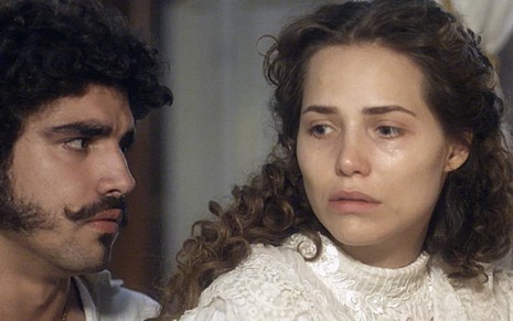 Caio Castro (Pedro) e Letícia Colin (Leopoldina) em cena de Novo Mundo, novela das seis - Reprodução/TV Globo