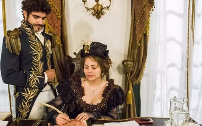 Dom Pedro (Caio Castro) acompanha a assinatura da posse de Leopoldina (Letícia Colin) - João Miguel Júnior/TV Globo