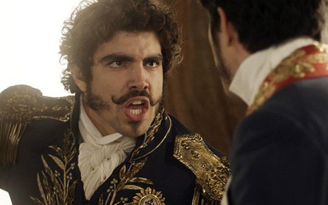 Caio Castro (Pedro) em cena de Novo Mundo; príncipe desconfiará do ministro em roubo - Reprodução/TV Globo