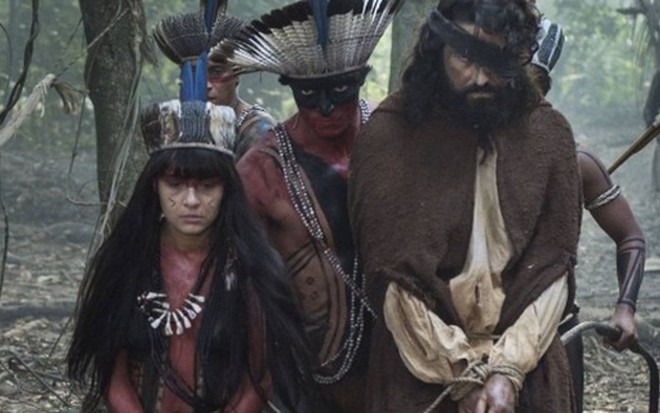 Jacira (Giullia Buscacio) e Ferdinando (Ricardo Pereira) pegos por Ubirajara (Allan Souza Lima) - Reprodução/TV Globo