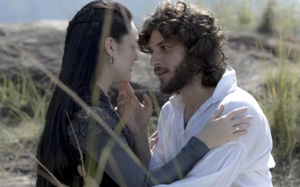 Isabelle Drummond (Anna) e Chay Suede (Joaquim) em cena de Novo Mundo, novela das seis - Reprodução/TV Globo