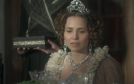 Letícia Colin (Leopoldina) em cena de Novo Mundo; princesa obrigará marido a se retratar - Reprodução/TV Globo