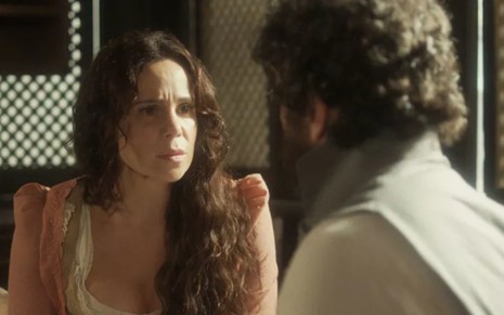 Vanessa Gerbelli (Amália) e Caco Ciocler (Peter) em cena de Novo Mundo, novela das seis - Reprodução/TV Globo