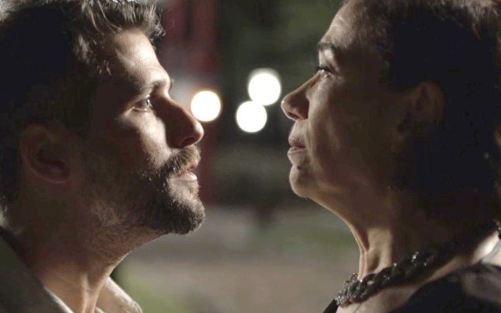 Gabriel (Bruno Gagliasso) terá discussão com Valentina (Lilia Cabral) por causa de colar de diamantes - Reprodução/Globo