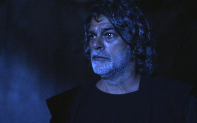 León reaparecerá como Murilo (Eduardo Moscovis) para Sóstenes (Marcos Caruso) e o assustará - Reprodução/Globo