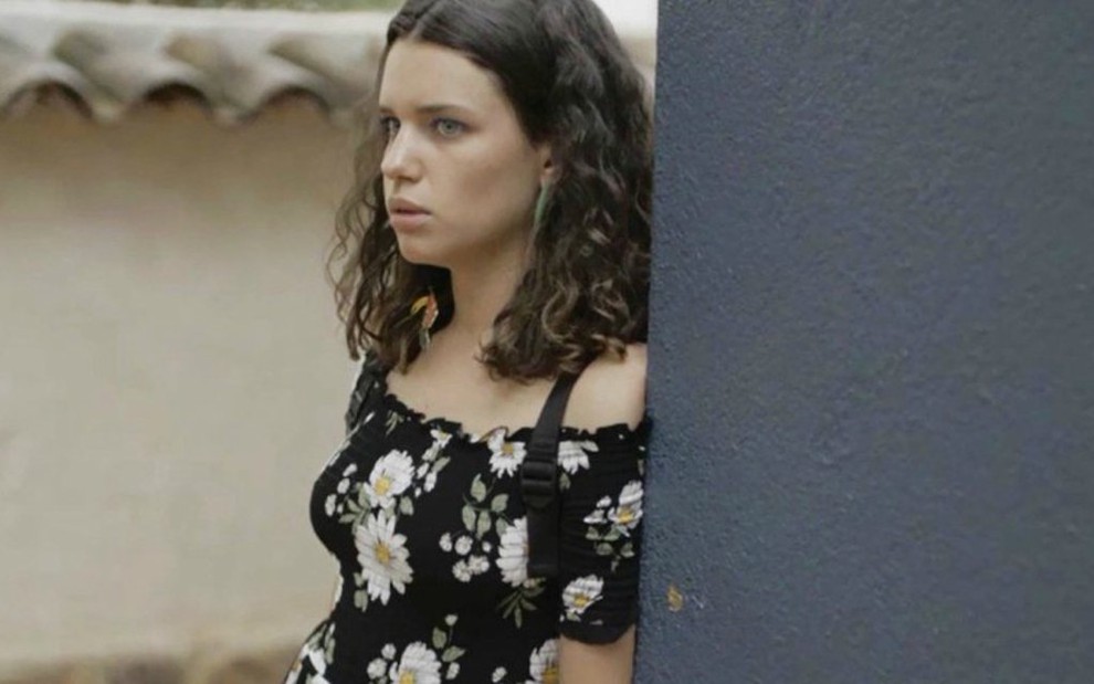 Lourdes Maria (Bruna Linzmeyer) chorará muito ao ser levada à força para convento em O Sétimo Guardião - Reprodução/TV Globo