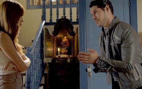 Luz (Marina Ruy Barbosa) aceitará pedido de casamento de Júnior (José Loreto) em O Sétimo Guardião - Reprodução/Globo