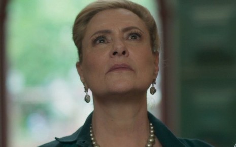 Mirtes (Elizabeth Savalla) não vai gostar do que verá em sua bola de cristal em O Sétimo Guardião - Reprodução/Globo