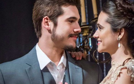 Samuca (Nicolas Prattes) e Marocas (Juliana Paiva) retomarão o namoro em O Tempo Não Para - Divulgação/TV Globo