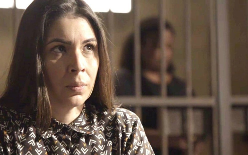 A atriz Beatriz Campos em cena como a Agnese, governanta assassina de O Tempo Não Para - Reprodução/TV Globo