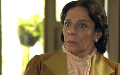 Agustina (Rosi Campos) surtará ao descobrir que sua filha não é mais donzela em O Tempo Não Para - Reprodução/TV Globo