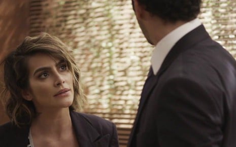 Betina (Cleo) ficará assustada com o comportamento de Lúcio (João Baldasserini) em O Tempo Não Para - Reprodução/TV Globo