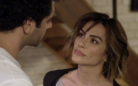 Betina (Cleo) decidirá começar romance com Lúcio (João Baldasserini) em O Tempo Não Para - Reprodução/TV Globo