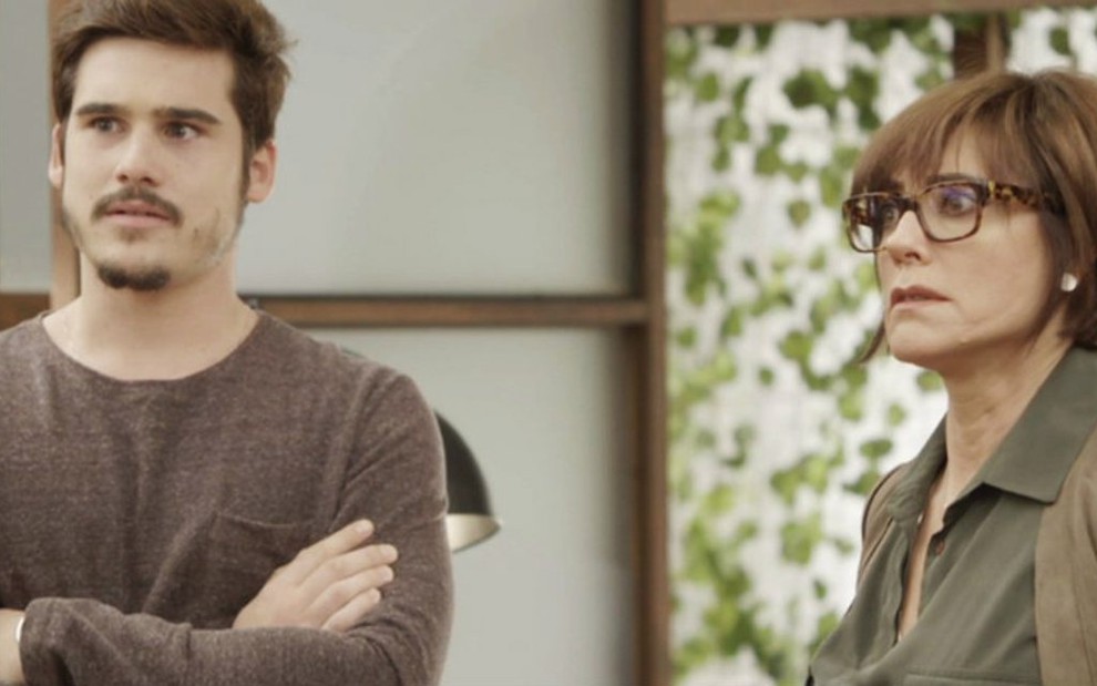 Samuca (Nicolas Prattes) e Carmen (Christiane Torloni) vão ficar indignados com Livaldo (Nelson Freitas) - Reprodução/TV Globo