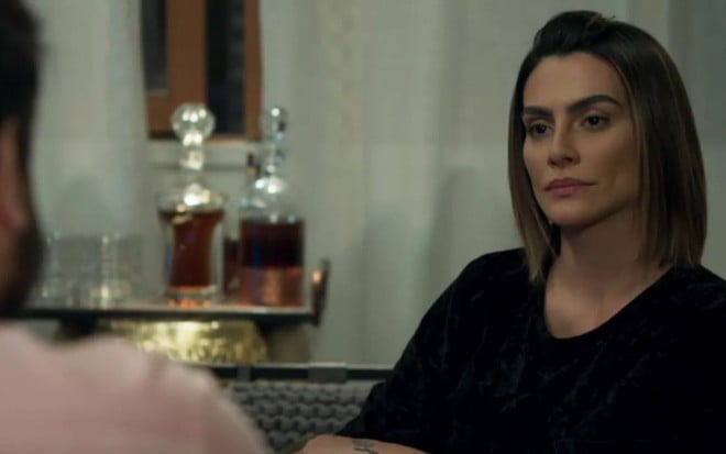 Betina (Cleo) fará de tudo para tirar Marocas (Juliana Paiva) de seu caminho em O Tempo Não Para - Reprodução/TV Globo