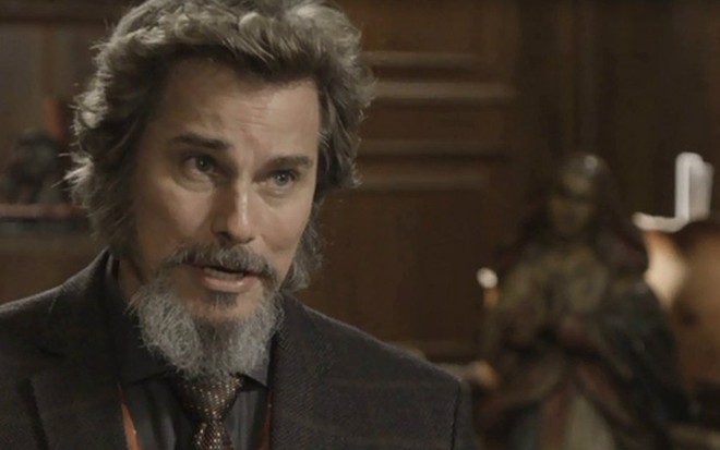 Dom Sabino (Edson Celulari) será o líder de sua cela nos próximos capítulos de O Tempo Não Para - Reprodução/TV Globo