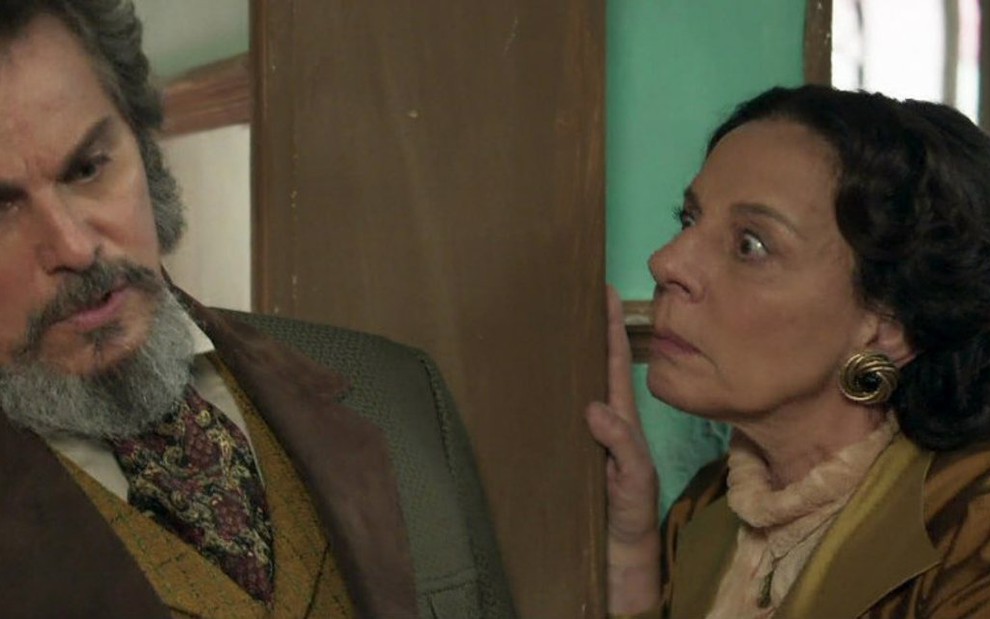 Agustina (Rosi Campos) dará um fim em sua relação com Sabino (Edson Celulari) em O Tempo Não Para - Reprodução/Globo