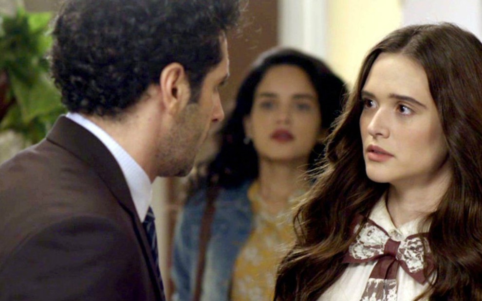 Marocas (Juliana Paiva) será vítima de chantagem de Emílio (João Baldasserini) em O Tempo Não Para - Reprodução/Globo