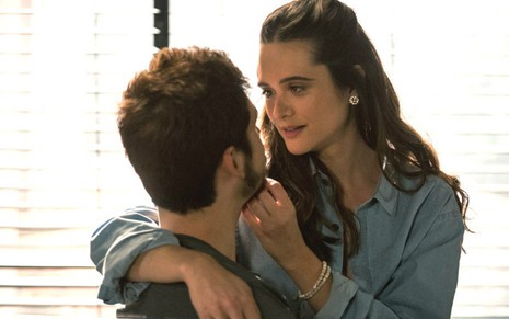 Samuca (Nicolas Prattes) e Marocas (Juliana Paiva) vão decidir se casar antes do previsto - Reprodução/TV Globo