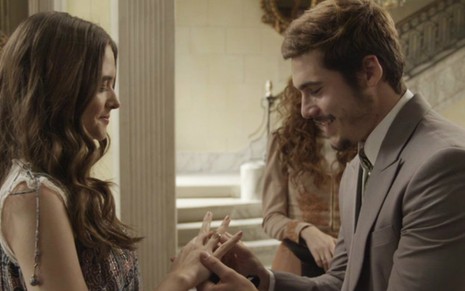 Samuca (Nicolas Prattes) e Marocas (Juliana Paiva) conseguirão se casar em dezembro, em O Tempo Não Para - Reprodução/Globo