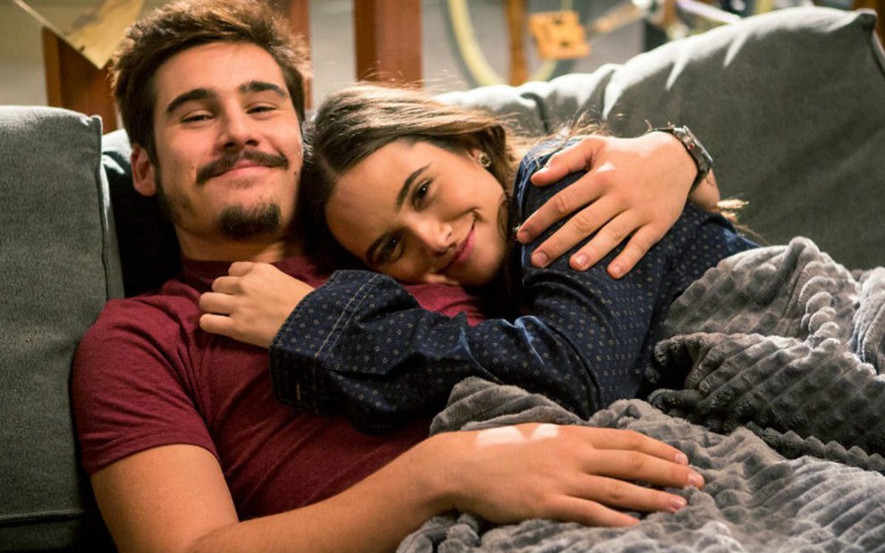 Samuca (Nicolas Prattes) e Marocas (Juliana Paiva) voltarão a namorar em O Tempo Não Para - Reprodução/Globo