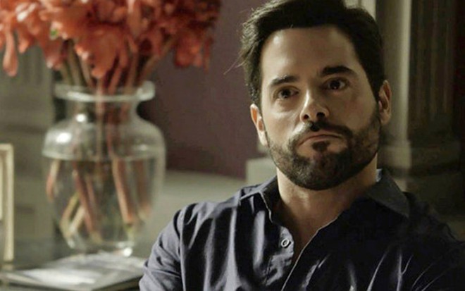 Amaro (Pedro Carvalho) tirará dinheiro de Sophia (Marieta Severo) em O Outro Lado do Paraíso - Reprodução/Globo