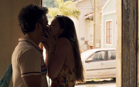 Desirée (Priscila Assun) beija Juvenal (Anderson Di Rizzi) em cena de O Outro Lado do Paraíso - Reprodução/TV Globo