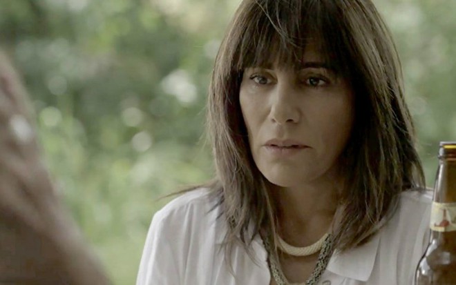 Alcoólatra, Beth (Gloria Pires) surtará no capítulo desta segunda (2) de O Outro Lado do Paraíso - Reprodução/Globo