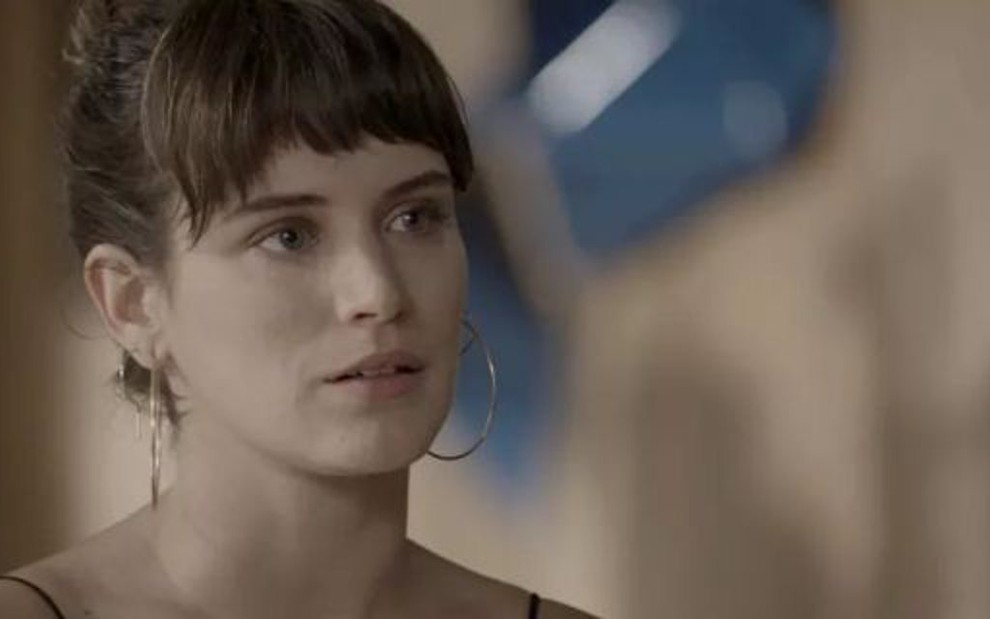 Bianca Bin (Clara) em cena de O Outro Lado do Paraíso; mocinha vai planejar mais um flagra - Reprodução/TV Globo
