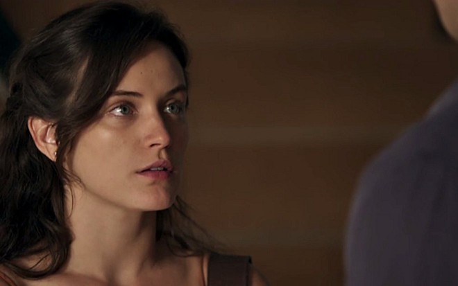 Bianca Bin (Clara) em O Outro Lado do Paraíso; mocinha vai avançar no marido com uma faca - Reprodução/TV Globo