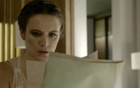 Clara (Bianca Bin) vasculhará documentos entregues pelo avô em O Outro Lado do Paraíso - Reprodução/TV Globo